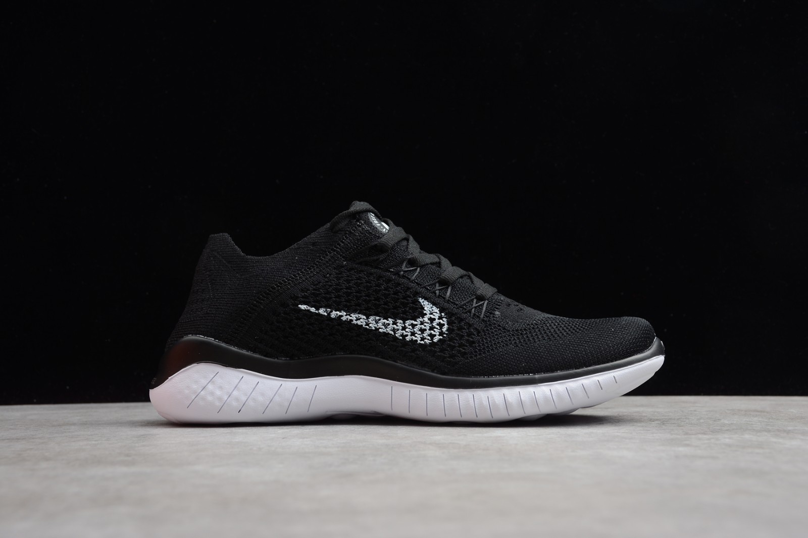 nike free run flyknit black and white
