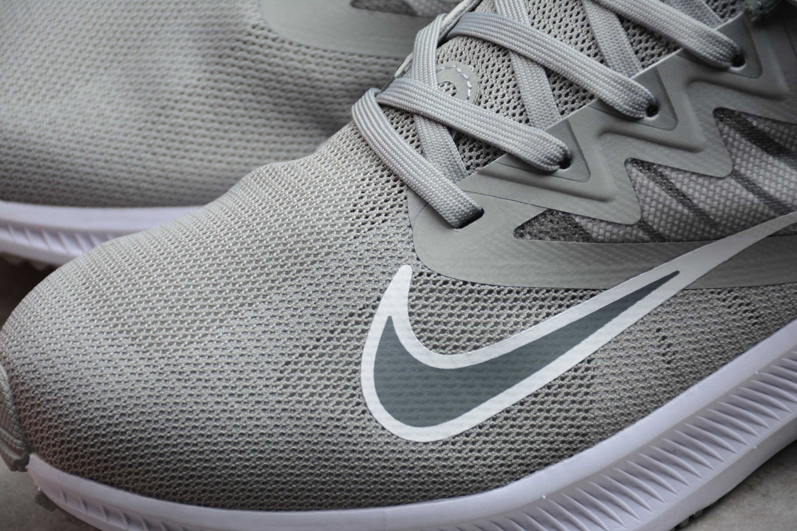 nike quest 3 grey